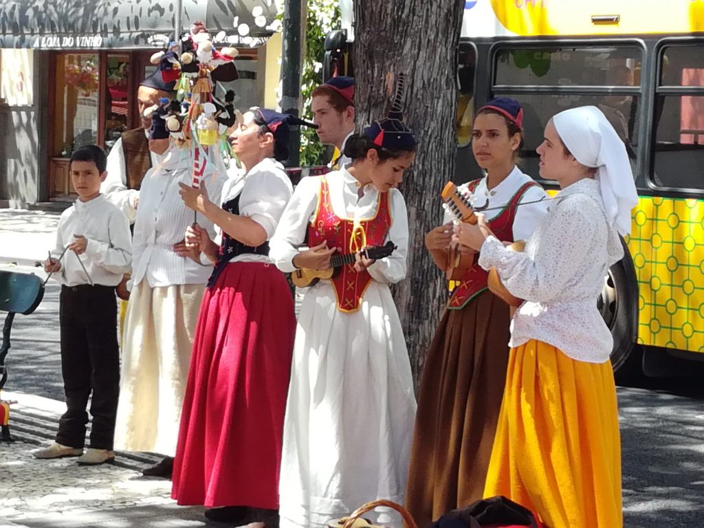 Folkedans i gaderne i Funchal, Madeira