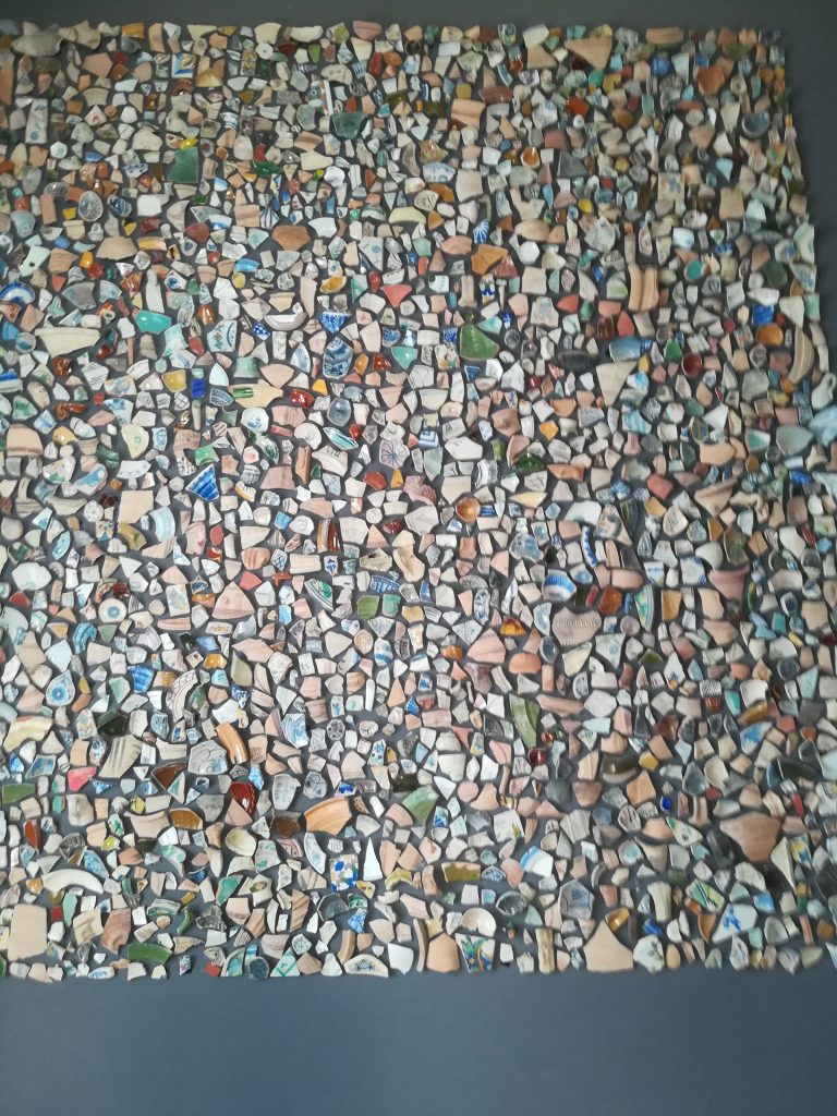 Mosaik lavet af skår fundet på stedet