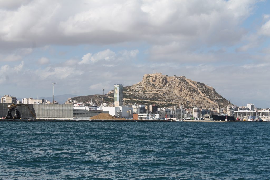 Alicante Marina med Castillo de Santa Barbera i baggrunden